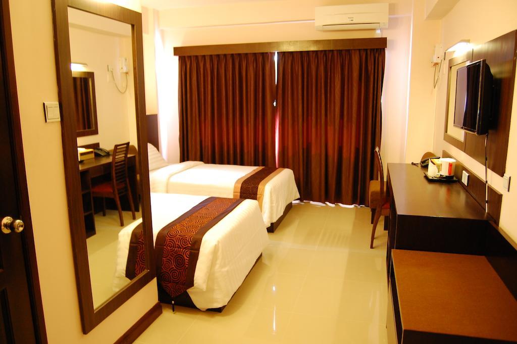 Hotel Yankin Yangon Exterior photo